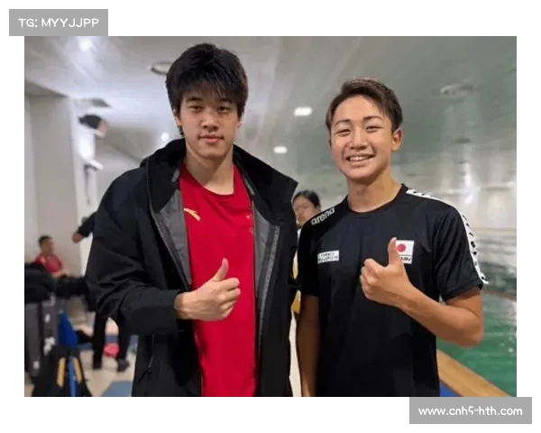 新加坡华侨举五星红旗潘展乐夺冠后深情鞠躬致意展现家国情怀 新加坡华侨举五星红旗潘展乐夺冠后深情鞠躬致意展现家国情怀