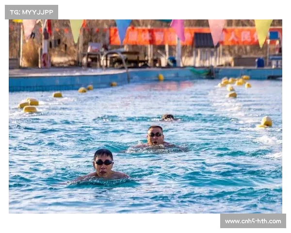 冬泳公开赛设千人畅游环节，业余爱好者体验海上赛道